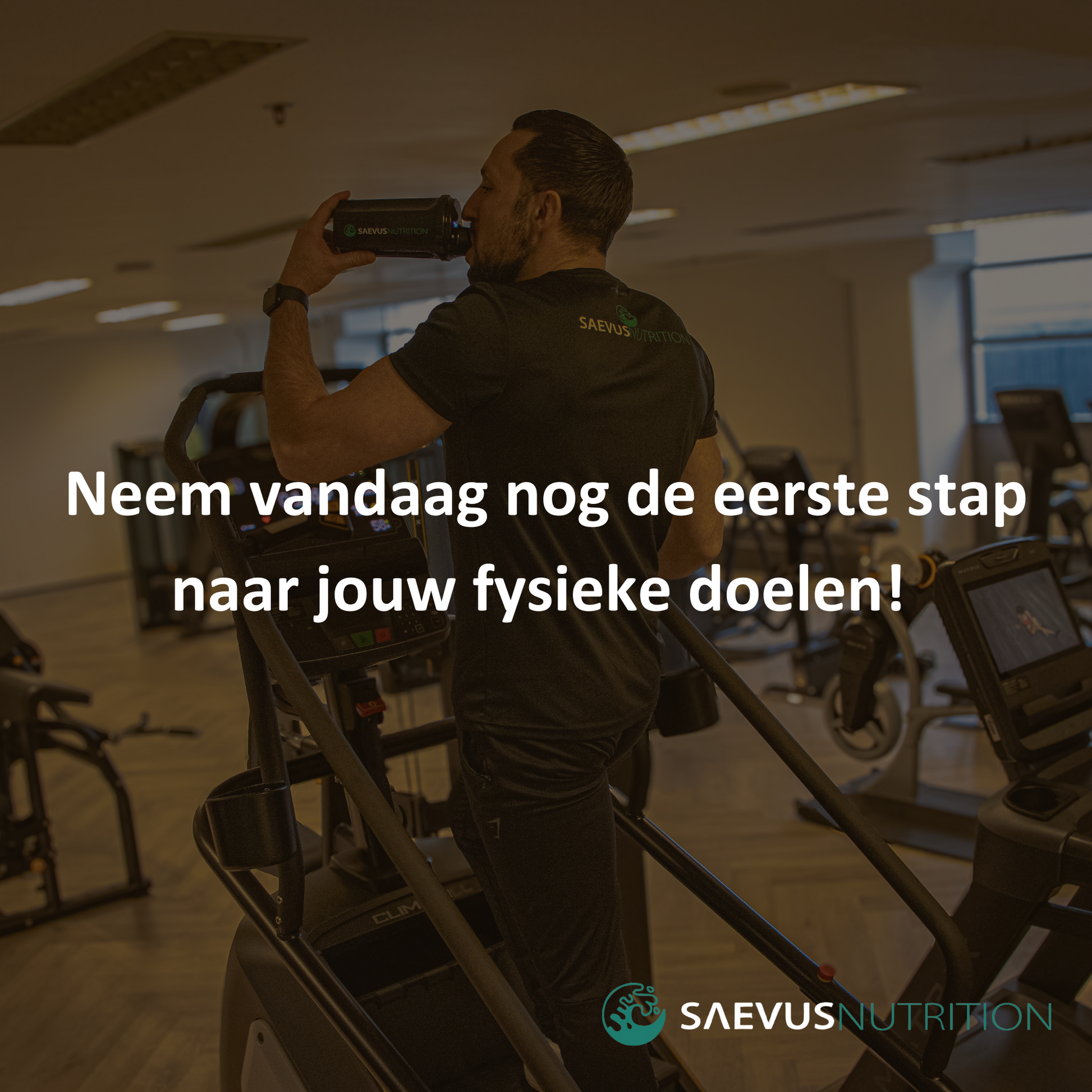 Lifestyle Man Saevus Nutrition Stairmaster Drinkend